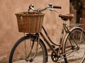 Bicicleta clásica con canasta de mimbre
